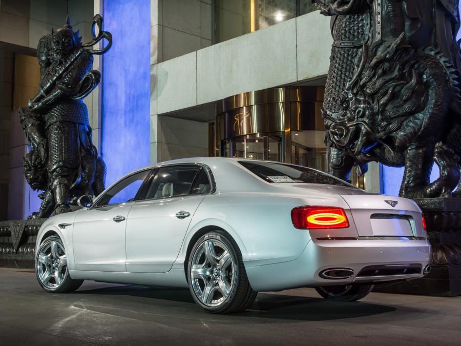  Bentley Flying Spur 2013 года  (фото 23 из 33)